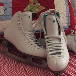 Girls ice skates (figure)